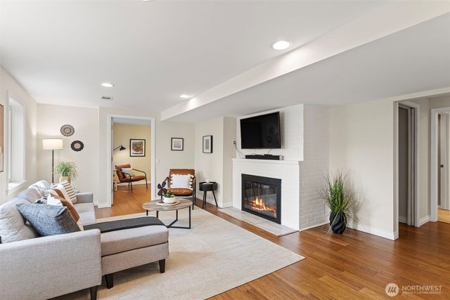 11210 Lakeside Avenue NE, Seattle, WA 98125
