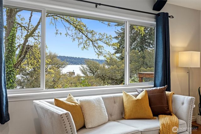 11210 Lakeside Avenue NE, Seattle, WA 98125