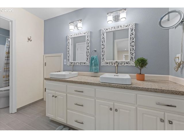 13923 Sw AERIE Dr, Tigard, OR 97223