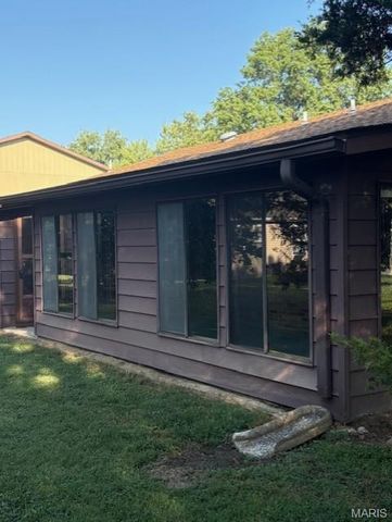 2418 College Drive, Belleville, IL 62221