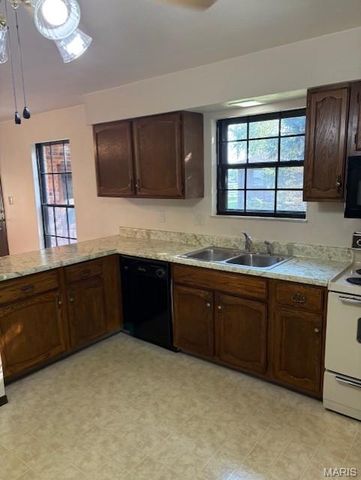 2418 College Drive, Belleville, IL 62221