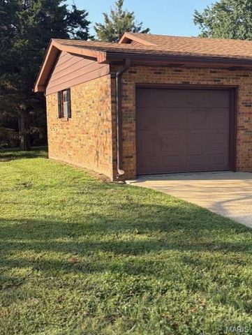 2418 College Drive, Belleville, IL 62221