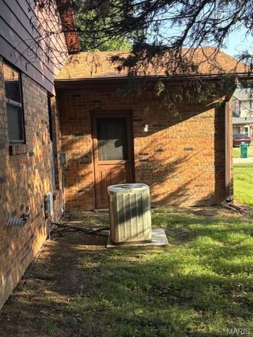 2418 College Drive, Belleville, IL 62221