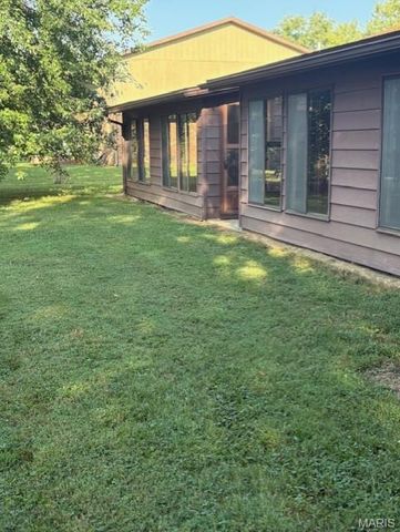2418 College Drive, Belleville, IL 62221