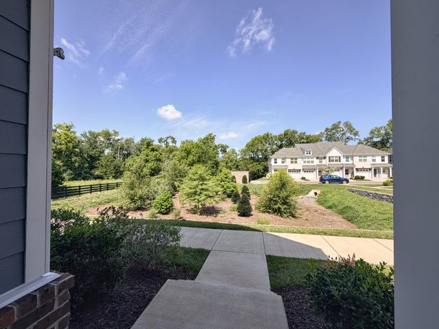 245 Holywell Dr, Gallatin, TN 37066