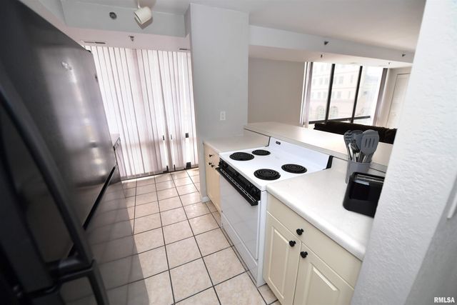 123 SW JEFFERSON Avenue E3E, Peoria, IL 61602