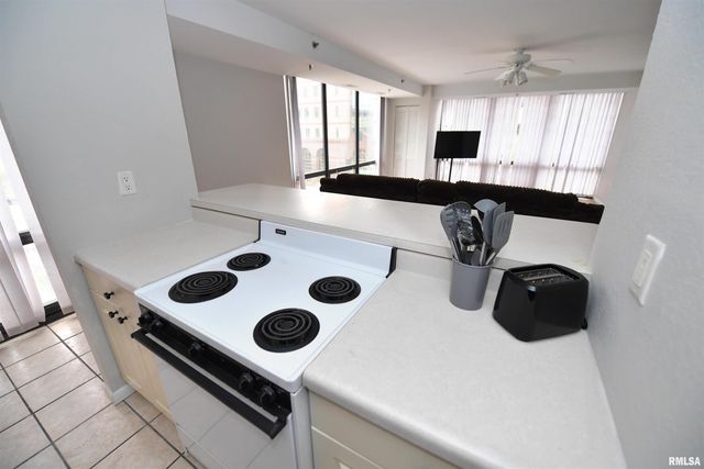 123 SW JEFFERSON Avenue E3E, Peoria, IL 61602