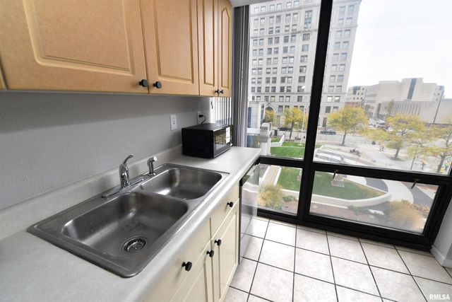 123 SW JEFFERSON Avenue E3E, Peoria, IL 61602