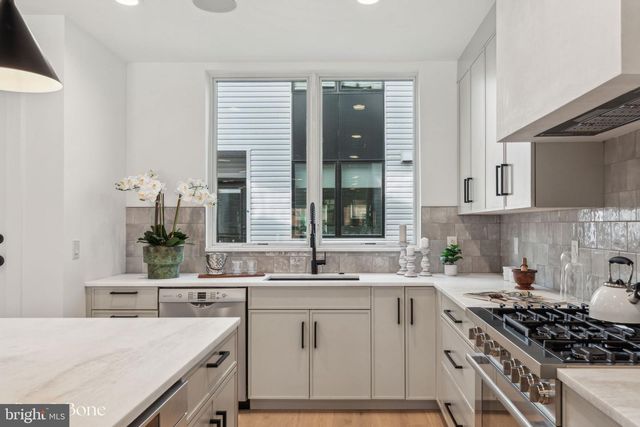 952 N 6TH ST, Philadelphia, PA 19123