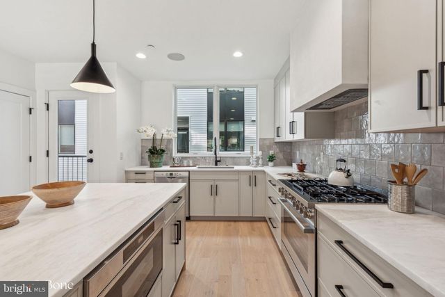 952 N 6TH ST, Philadelphia, PA 19123