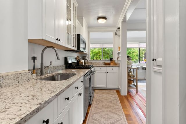 52 Bridge St, Hamilton, MA 01982