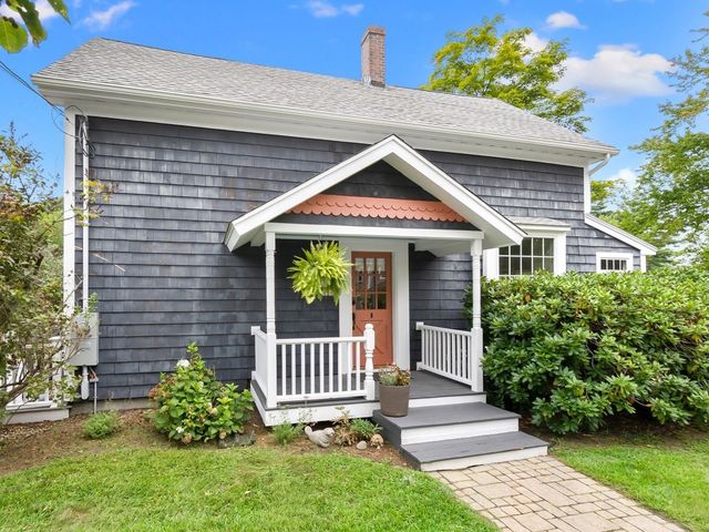 52 Bridge St, Hamilton, MA 01982