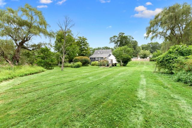 52 Bridge St, Hamilton, MA 01982