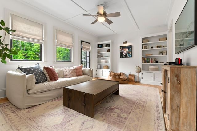 52 Bridge St, Hamilton, MA 01982