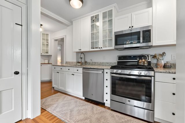 52 Bridge St, Hamilton, MA 01982