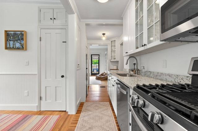 52 Bridge St, Hamilton, MA 01982