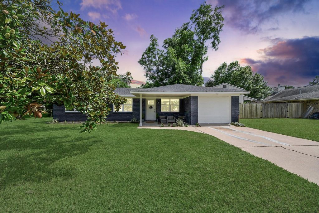 3414 Trelawney Drive, Pearland, TX 77581