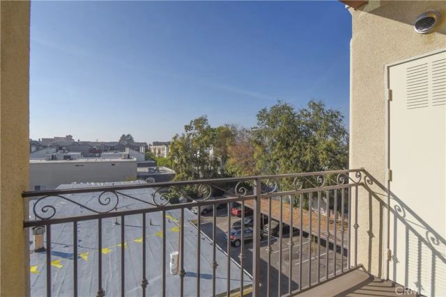 11925 KLING Street 206, Valley Village, CA 91607