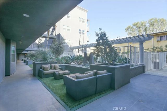 11925 KLING Street 206, Valley Village, CA 91607