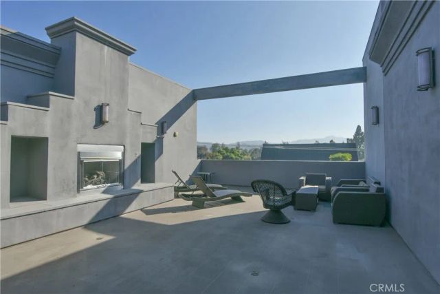 11925 KLING Street 206, Valley Village, CA 91607
