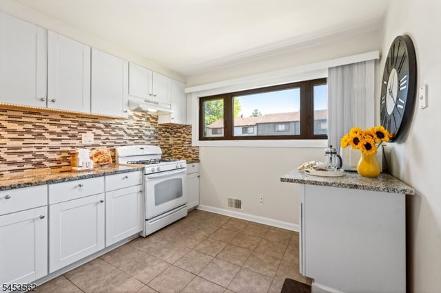 489 Brookside Ln, Hillsborough Twp., NJ 08844