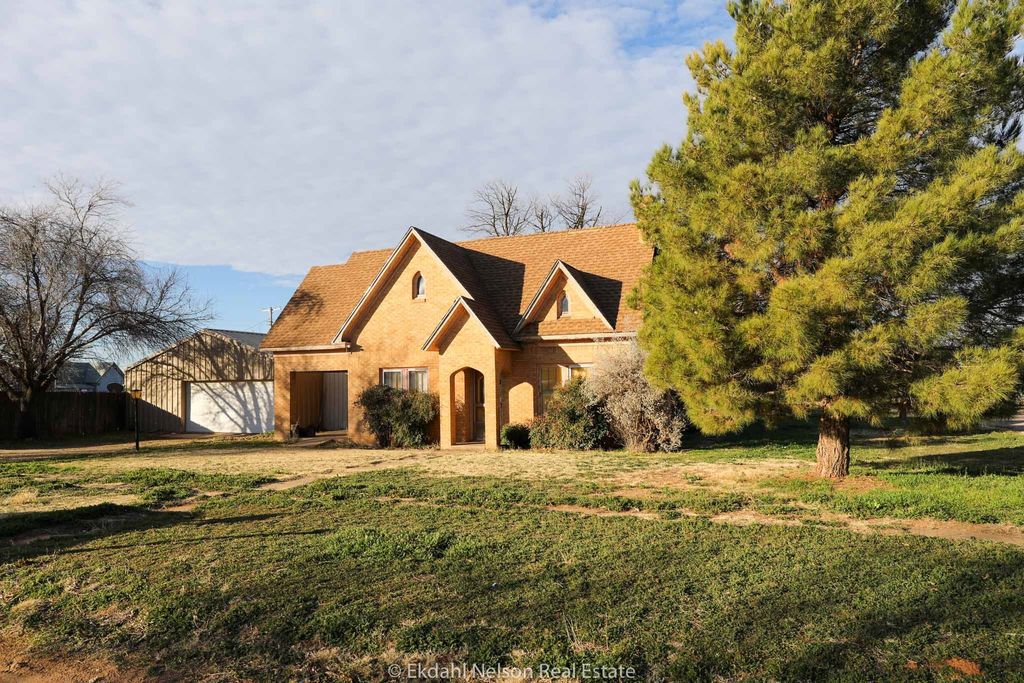 411 N McKinley, Rotan, TX 79546