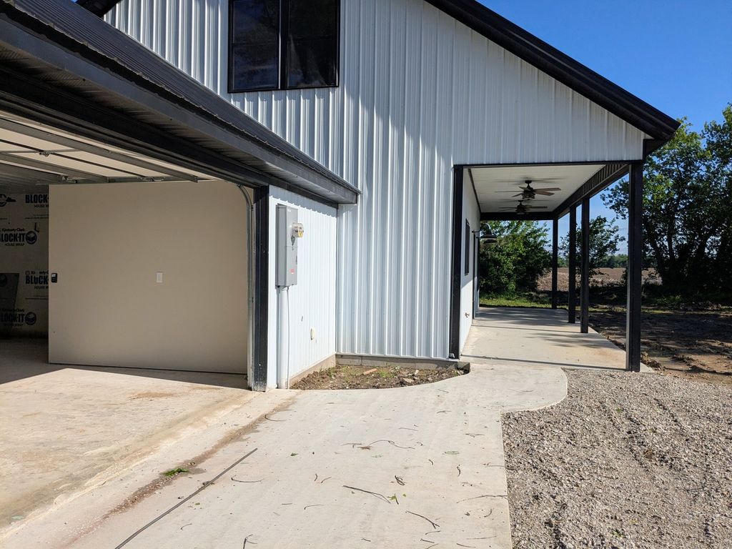 Image 2 of property listing at 521 Dewolf Street, Odin, IL 62870