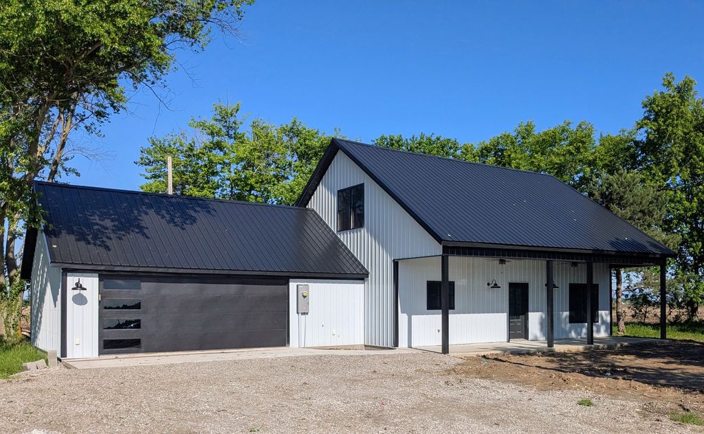 Image 4 of property listing at 521 Dewolf Street, Odin, IL 62870