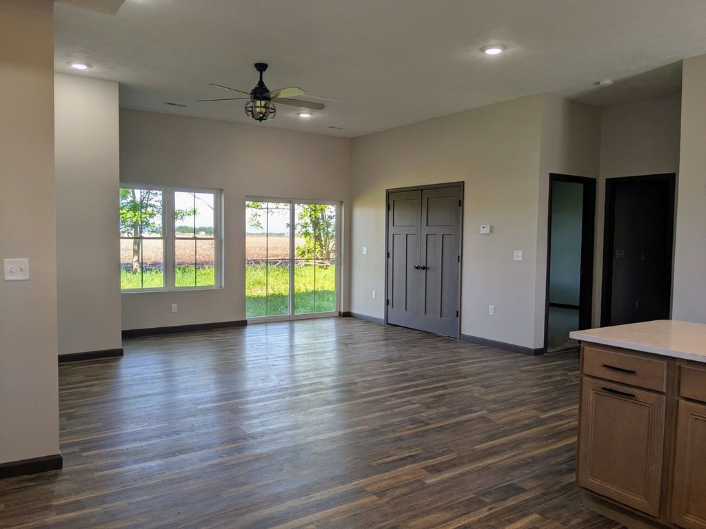 Image 5 of property listing at 521 Dewolf Street, Odin, IL 62870