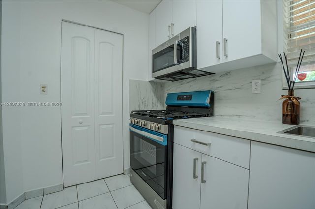 7899 NW 174th Terrace, Hialeah, FL 33015