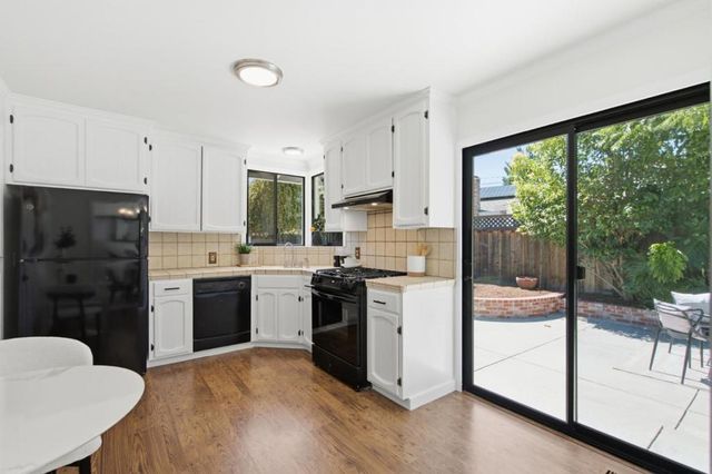 2438 Massachusetts Avenue, Redwood City, CA 94061