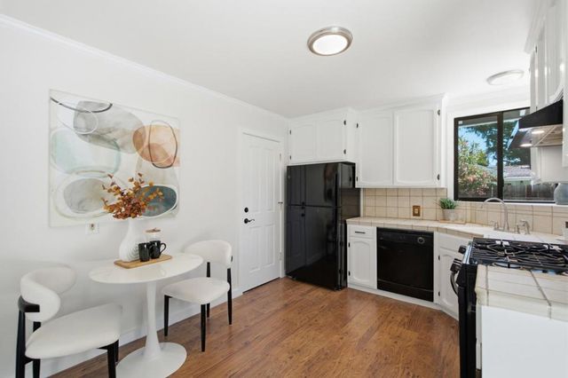 2438 Massachusetts Avenue, Redwood City, CA 94061