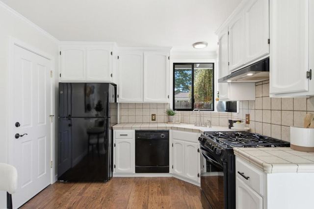 2438 Massachusetts Avenue, Redwood City, CA 94061