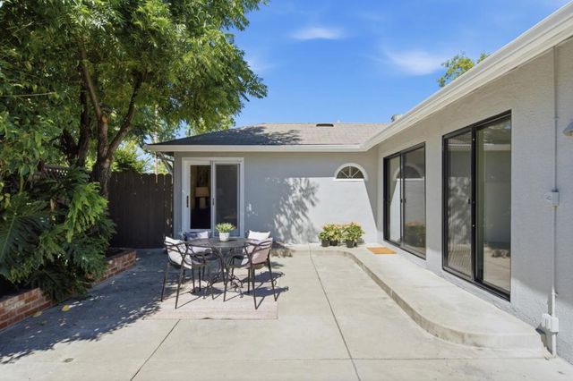 2438 Massachusetts Avenue, Redwood City, CA 94061
