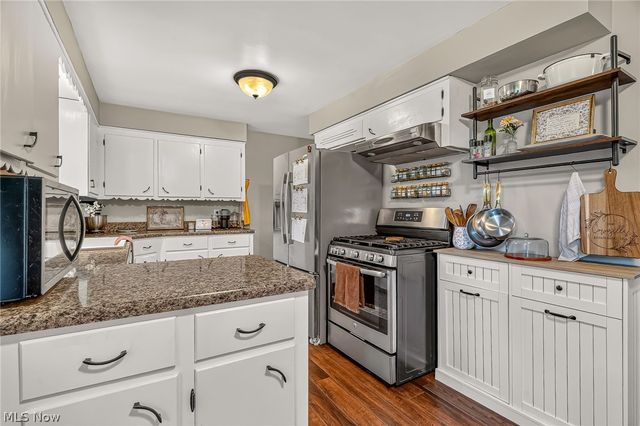 9842 Market Avenue N, Hartville, OH 44632