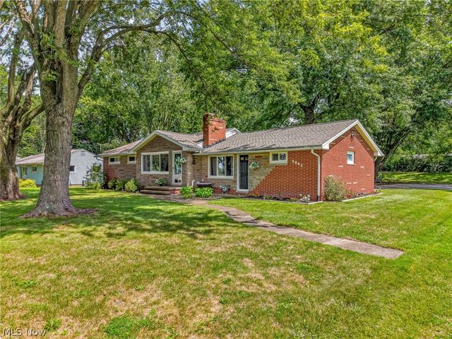 9842 Market Avenue N, Hartville, OH 44632
