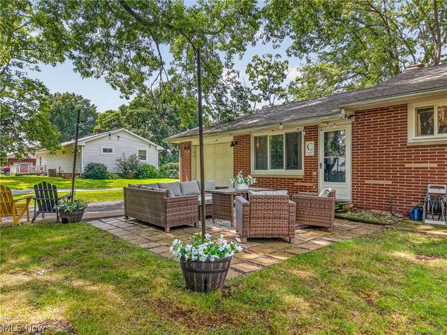 9842 Market Avenue N, Hartville, OH 44632
