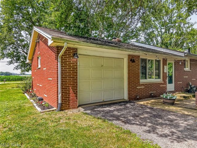 9842 Market Avenue N, Hartville, OH 44632