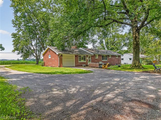 9842 Market Avenue N, Hartville, OH 44632