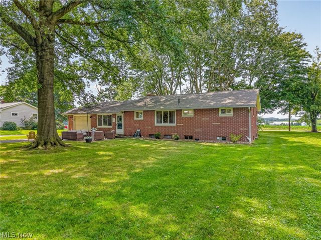 9842 Market Avenue N, Hartville, OH 44632