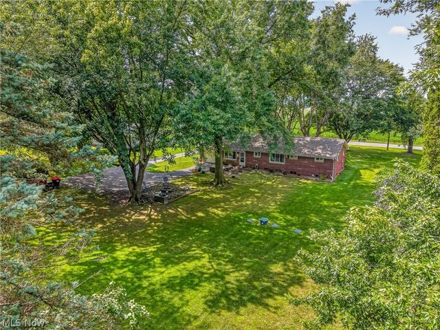 9842 Market Avenue N, Hartville, OH 44632