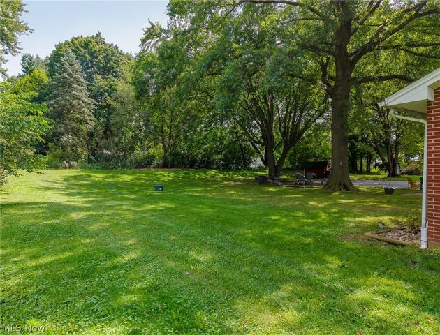 9842 Market Avenue N, Hartville, OH 44632