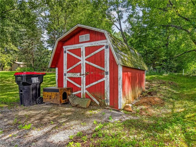 9842 Market Avenue N, Hartville, OH 44632
