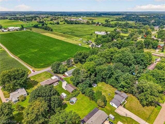 9842 Market Avenue N, Hartville, OH 44632