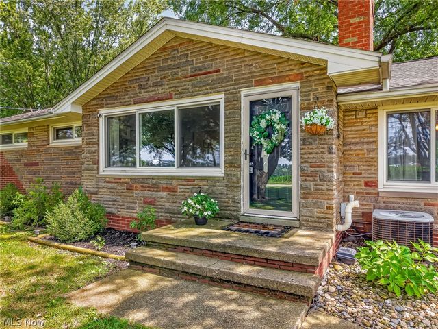 9842 Market Avenue N, Hartville, OH 44632