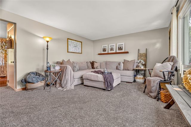 9842 Market Avenue N, Hartville, OH 44632