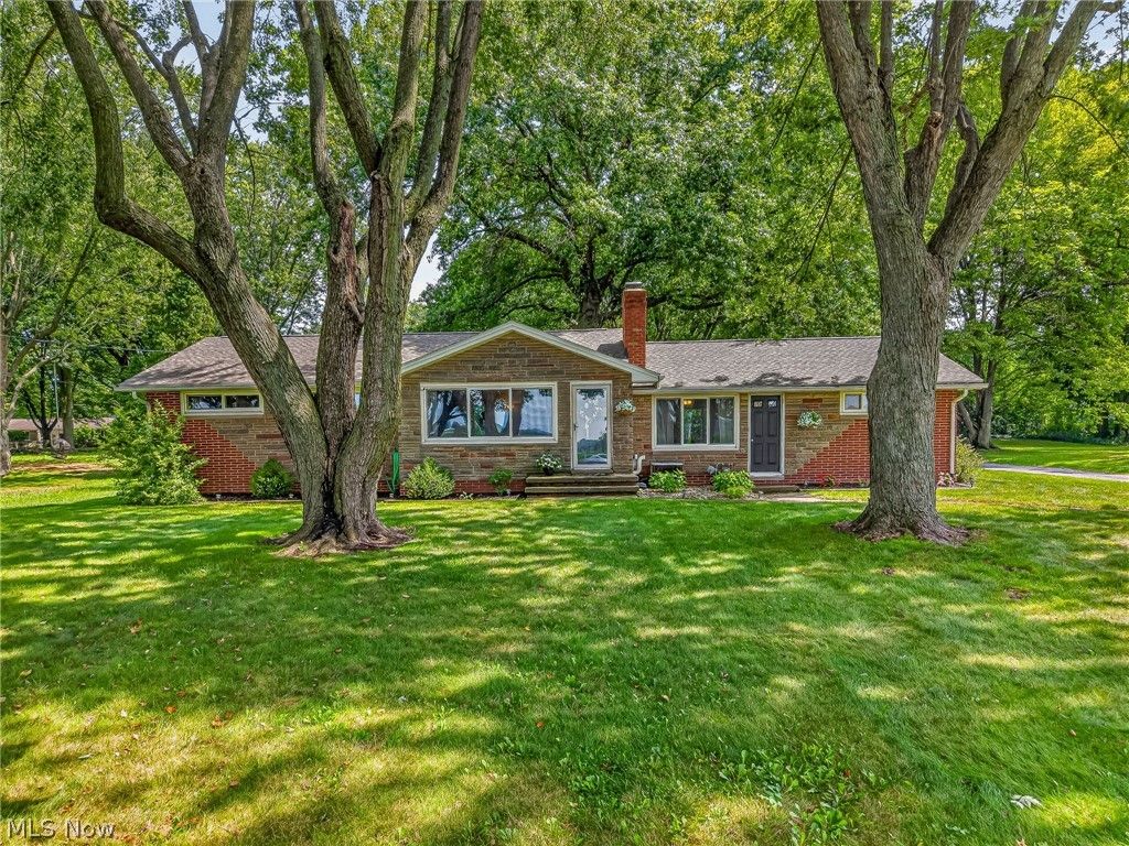 9842 Market Avenue N, Hartville, OH 44632