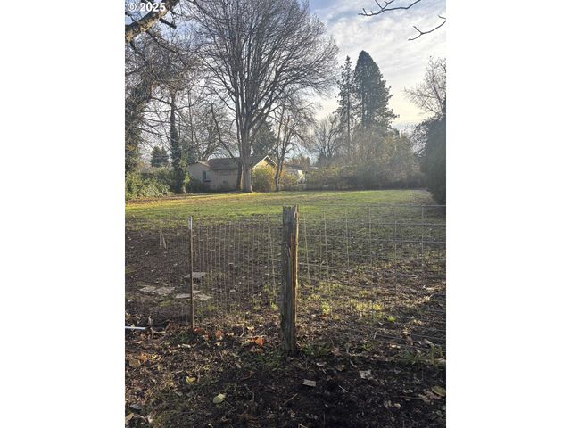 4950 BARGER Dr, Eugene, OR 97402