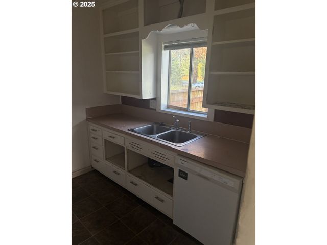 4950 BARGER Dr, Eugene, OR 97402