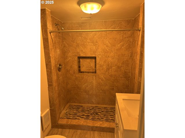 4950 BARGER Dr, Eugene, OR 97402